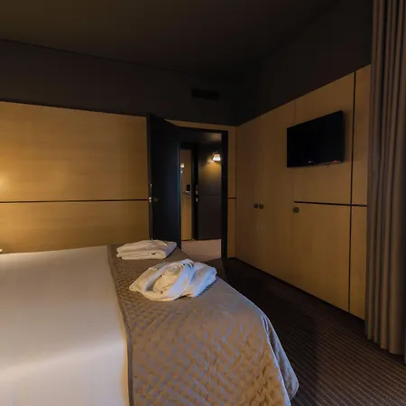 Hotel Axis Vermar Conference & 4*
