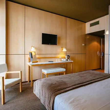 Hotel Axis Vermar Conference & 4*