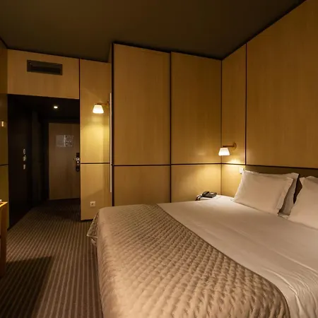 Axis Vermar Conference & 4*